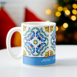 Bridesmaid-gåvor gynnar anpassningsbarna för blå M Kaffemugg<br><div class="desc">Bridesmaid-gåvor gynnar blå Majolica-plattor anpassningsbar personlig namn mugg i. Vackert,  pulserande färg gör en underbar keepsakpresenten för dina speciella vänner.</div>