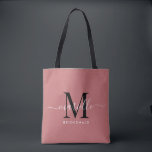 Bridesmaid Gift Black White Monogram Dusty Ro Tygkasse<br><div class="desc">Den här Bridesmaid tote-väskan har ett handskrivet typografiskt monogram med vita och svarta skript med dekorationer mot en dammig bakgrund i ro. Presentera dina brudtärnor med en tärning för att bära artiklar på bröllop-dagen och presenteras traditionellt vid repetitionsmiddagen eller före.</div>