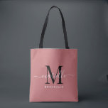 Bridesmaid Gift Black White Monogram Dusty Ro Tygkasse<br><div class="desc">Den här Bridesmaid tote-väskan har ett handskrivet typografiskt monogram med vita och svarta skript med dekorationer mot en dammig bakgrund i ro. Presentera dina brudtärnor med en tärning för att bära artiklar på bröllop-dagen och presenteras traditionellt vid repetitionsmiddagen eller före.</div>