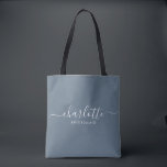 Bridesmaid Gift Dusty Blue Tygkasse<br><div class="desc">Den här Bridesmaid-tilläggssäcken har en handskriven,  vit skripttypografi med dekorationer på en ljusblå bakgrund. Presentera dina brudar med en tote-väska för deras små föremål. Traditionellt presenterad vid repetitionsmiddagen,  för använda på morgonen tidigt före bröllop.</div>