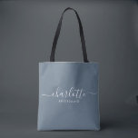 Bridesmaid Gift Dusty Blue Tygkasse<br><div class="desc">Den här Bridesmaid-tilläggssäcken har en handskriven,  vit skripttypografi med dekorationer på en ljusblå bakgrund. Presentera dina brudar med en tote-väska för deras små föremål. Traditionellt presenterad vid repetitionsmiddagen,  för använda på morgonen tidigt före bröllop.</div>