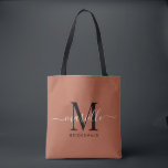 Bridesmaid Gift Guld Black Monogram Terracotta Tygkasse<br><div class="desc">Den här Bridesmaid tote-väskan har ett handskrivet typografiskt monogram med vita och svarta skript med svasser på en terracotta-bakgrund. Presentera dina brudtärnor med en tärning för att bära artiklar på bröllop-dagen och presenteras traditionellt vid repetitionsmiddagen eller före.</div>