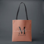 Bridesmaid Gift Guld Black Monogram Terracotta Tygkasse<br><div class="desc">Den här Bridesmaid tote-väskan har ett handskrivet typografiskt monogram med vita och svarta skript med svasser på en terracotta-bakgrund. Presentera dina brudtärnor med en tärning för att bära artiklar på bröllop-dagen och presenteras traditionellt vid repetitionsmiddagen eller före.</div>