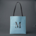 Bridesmaid Gift White Black Monogram Dusty Blue Tygkasse<br><div class="desc">Den här Bridesmaid tote-väskan har ett handskrivet typografiskt monogram med vita och svarta skript med dekorationer på en dammig blå bakgrund. Presentera dina brudtärnor med en tärning för att bära artiklar på bröllop-dagen och presenteras traditionellt vid repetitionsmiddagen eller före.</div>