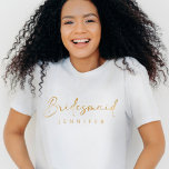 Bridesmaid Guld Custom Name Bachelorette T Shirt<br><div class="desc">Bridesmaid Guld-benämningen Bachelorette T-Shirt är ett modernt och minimalistiskt påstående biet för brudens sida. Med ett elegant faux-skript i guld är den här enkla men snyggt-skjortan perfekt för bachelorette-festligheter och kan anpassas till varje bridesaids namn. Det är en chic och en praktisk bröllopsfest som ger firande en personlig.</div>