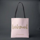 Bridesmaid Guld Glitter  Rosa Tygkasse<br><div class="desc">Den här Bridesmaid-väskan är perfekt för upptagna brudgummar att ta sig runt alla sina tillhörigheter vid möhippan eller huvudevenemanget. Denna rosa till säcken är försedd med faux guld glitter stil-text framtill. Anpassa de här tonerna med din bröllopsfest medlems namn på framsidan och briden och brudgummens namn och bröllop på baksidan....</div>