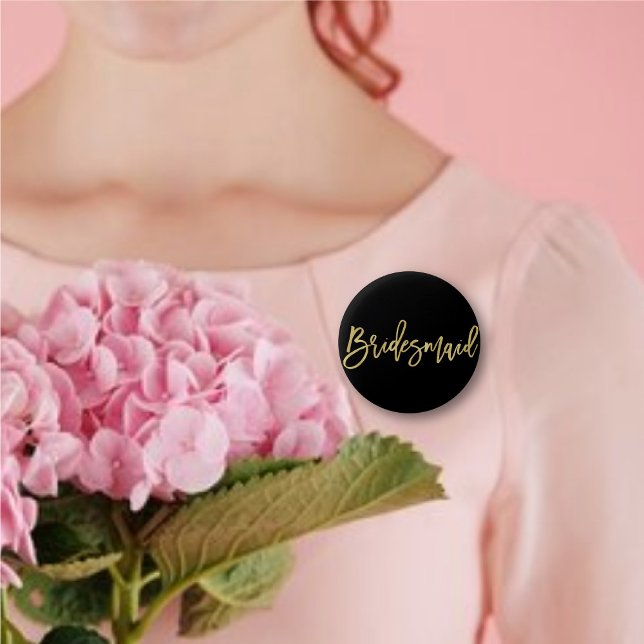 Bridesmaid Guld-penselskript Brudens sida Bröllop Knapp ('Bridesmaid' Gold Brush Script Calligraphy Wedding Rehearsal Pin Button @ fatfatin_blue_knot)