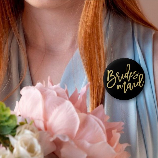 Bridesmaid Guld-penselskript Brudens sida Bröllop Knapp ('Bridesmaid' Gold Brush Script Calligraphy Wedding Rehearsal Pin Button @ fatfatin_blue_knot)