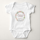 Bridesmaid in Training Rosa Blommigt WANDERCute Cu T Shirt<br><div class="desc">Den här söta baby-kroppen kostym är designad som en bröllop-gåva till hela din bröllopsfest spädbarn. Den har en vacker design med en andedräkt av rosa vattenfärg ro och blommar och elegant med texten "Bridesmaid in training". Det finns plats för hennes namn vid grund. Underbar gåva till alla brudtärnor, marskalkar eller...</div>