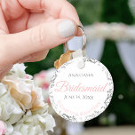 Bridesmaid Keychain Bröllop Gift Rosa & Grått Nyckelring<br><div class="desc">De här nyckelkedjorna är designade för ge som favoriter för brudar i bröllopsfesten. Designat att samordna med vår Rosa & Grått Elegant bröllop Suite, har de en enkel men elegant design med vit bakgrund, Rosa och Grått text och en blommigt i silver-faux-folie. Perfekt för att tacka dina brudar för att...</div>