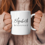 Bridesmaid Modern Minimalist Script Bachelorette Kaffemugg<br><div class="desc">Beundra dina brudar med vårt "Bridesmaid Modern Minimalist Script" Bachelorette Coffee Kopp Gift, en chic och ett praktiskt tecken på uppskattning. Kaffet kopp blandar perfekt contemporaryns estetik med minimal charm och skapar den perfektens kipsaké för brudens sida. Ord "Bridesmaid" visas med stor försiktighet i ett elegant med ett typsnitt som...</div>