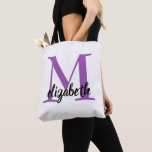 Bridesmaid Modern Minimalist Script Bachelorette Tygkasse<br><div class="desc">En enkel tote-påse är personlig med ett stort monogram initialt - välj ditt förnamn eller efternamn initialt - i lila och ditt första namn i chic. Perfekt för dig själv,  för dina brudtärnor,  bachelorette party eller någon tillfälle. MER färg i vår affär.</div>
