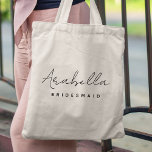 Bridesmaid | Modern Minimalistisk skrift Bachelore Tygkasse<br><div class="desc">Anpassad design har en handskriven skripttypografi. Du kan enkelt anpassa namn och titel eller lägga till ditt anpassningsbar-meddelande! Perfektens elegant för en brud frieri eller bachelorette!</div>