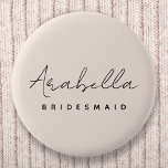Bridesmaid | Modern  Rosa med minimala skript Knapp<br><div class="desc">Anpassad design har en handskriven manustypografi på  rosa. Du kan enkelt anpassa namn och titel eller lägga till ditt anpassningsbar-meddelande! Perfektens elegant för en brud frieri eller bachelorette!</div>
