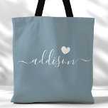 Bridesmaid Modern Script Heart Dusty Blue Tygkasse<br><div class="desc">Den här chicen i väskan har en vacker Dusty Blue-bakgrund som är försedd med ett modernt typsnitt och en delikat hjärtdesign. Den mjuka, elegant färg och sofistikerade typografin gör den till ett idealiskt tillbehör för brudgummar eller för alla som utformar snyggt och trendig i kärlek. Perfekt för att transportera essentiella...</div>