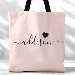 Bridesmaid Modern Script Heart  Rosa Tygkasse<br><div class="desc">Den här chicen i väskan har en vacker bakgrund i Rosan, försedd med ett modernt typsnitt och en känslig hjärtdesign. Den mjuka, elegant färg och sofistikerade typografin gör den till ett idealiskt tillbehör för brudgummar eller för alla som utformar snyggt och trendig i kärlek. Perfekt för att transportera essentiella ämnen....</div>
