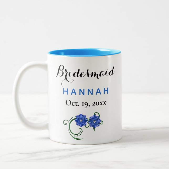 Bridesmaid Modern Typography Blåa blommor Bröllop Två-Tonad Mugg (Vänster)