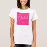 Bridesmaid Namn Script Bachelorette Party Womens T Shirt<br><div class="desc">Anpassningsbar Lägg till bildtext här Personlig  för klädesplagg Skriv ut Kvinnor i Rosa White Bachelorette Party Bridesmaid Script Namn Basic T-Shirt.</div>