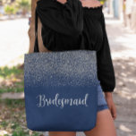 Bridesmaid Navy Blue Silver Glitter Bröllop Tygkasse<br><div class="desc">Den här designen skapades av digital design. Kontakta mig på colorflowcreations@gmail.com om du vill ha denna design på en annan produkt. Köp min ursprungliga abstrakt-akrylmålning för försäljning på www.etsy.com/colorflowart. Se fler av mina skapelser eller följ mig på www.facebook.com/colorflowcreations, www.instagram.com/colorflowcreations, www.twitter.com/colorflowart och www.pinterest.com/colorflowcreations. Fluid-akrylmålning, konst, abstrakt, originalkonst, färgstark, makro, bra konst,...</div>