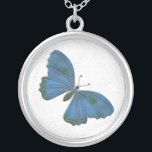 Bridesmaid Necklace Butterfly Brocade blue Silverpläterat Halsband<br><div class="desc">Butterfly Brocade Bridesmaid Necklace i frimurens tårblått är en underbar gåva till era närvarande, särskilt om ni har använt detta tema för bröllop. Detta är en del av Butterfly Brocade-samlingen för Bröllop. Det kommer att finnas fyra andra färgrutor med jewelton tillgängliga, friland, lila, rött och en underbar grönt. Bakgrunden är...</div>