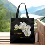 Bridesmaid Orchids Blommigt Personlig Tygkasse<br><div class="desc">Bridesmaider och brudens sida-gåva tote bags. Realistisk,  vit orkidkonstruktion på båda sidor av en svart,  svart totepåse. Anpassa med namn och titel (bridesmaid,  maid of honor,  junior bridesmaid,  eller blomflicka) i skript med gyllene gulter och modern tryckt text. Ta med hennes monogram inledningsvis. Se till att anpassa båda sidor.</div>
