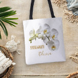 Bridesmaid Orchids Blommigt Personlig Tygkasse<br><div class="desc">Bridesmaider och brudens sida-gåva tote bags. Realistisk,  vit orkidkonstruktion på båda sidor av en vit,  kvalitetssäck. Anpassa med namn och titel (bridesmaid,  maid of honor,  junior bridesmaid,  eller blomflicka) i skript med gyllene gulter och modern tryckt text. Ta med hennes monogram inledningsvis. Se till att anpassa båda sidor.</div>