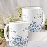 Bridesmaid Periwinkle Wildblomme Elegant Blommigt Kaffemugg<br><div class="desc">Bridesmaid mugg personlig med uppgifter om namn och bröllop och dekorerad med vildblommor med vattenfärg. Ändra rollen så att du skapar en keepsaksgåva för hela damen i bröllopsfesten. Den här söta blommigten har fintvätt och feminin vild blommor i en romantisk mjuk palett av lera, periwinkle, blekens lila, lavender och blått....</div>