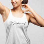 Bridesmaid Personlig Trendig Bachelorette Party Linne Med Racerback<br><div class="desc">Den här chicen har det enkla tanktopet för ljussken ditt namn under elegantens svarta typografi. Anpassa den här eleganten,  moderna brudens sida-tanker för din bröllop eller bachelorette-fest.</div>