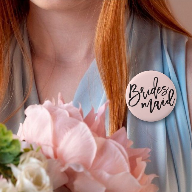 Bridesmaid Push Script Chic Bröllop Brudens sida Knapp ('Bridesmaid' Brush Script Calligraphy Wedding Rehearsal Pin Button @ fatfatin_blue_knot)