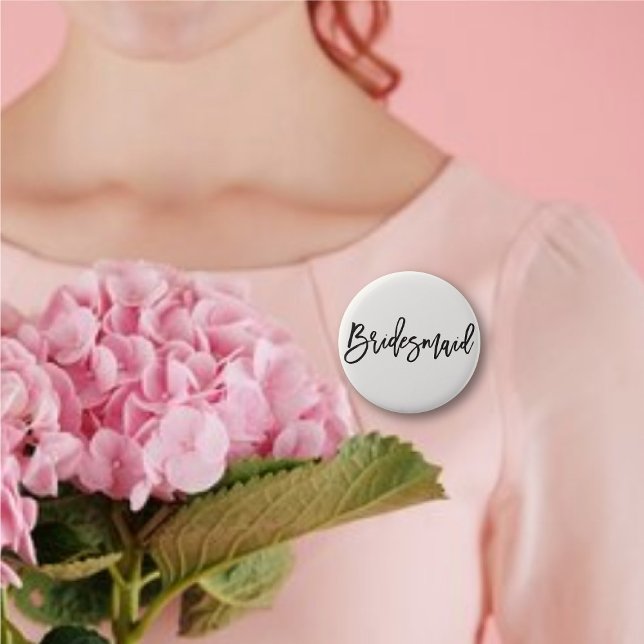 Bridesmaid Push Script Chic Bröllop Brudens sida Knapp ('Bridesmaid' Brush Script Calligraphy Wedding Rehearsal Pin Button @ fatfatin_blue_knot)