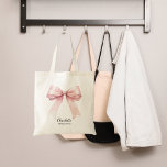Bridesmaid rosa bow elegant namn tygkasse<br><div class="desc">Vit bakgrund. Dekorerad med stor rosa. Anpassa och lägg till ditt brudgumms namn.</div>