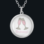 Bridesmaid Rosa Champagne Bröllopsfest Necklace Silverpläterat Halsband<br><div class="desc">Necklace har en originalmarkörillustration av två glas bubbelfärgad rosa champagne,  med BRIDESMAID i ett roligt-typsnitt. En underbar brud/brudens sida-gåva!</div>