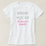 Bridesmaid Rosa Custom Name Bröllop Bachelorette T Shirt<br><div class="desc">Fin kalligrafi, rosa Bridesmaid t-shirt. Perfekt för Bröllop papper t-shirt. Bride-trupp.</div>