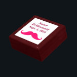 Bridesmaid Rosa Mustache Keepsakbox Smyckeskrin<br><div class="desc">Denna mustasch-design är perfekt för par som vill lägga till lite humor och personlighet till sin bröllop-stationär. Formgivningen skulle också kunna användas på en rad olika produkter,  t.ex. party favors,  dekorationer och andra tillbehör till bröllop. Det djärva färg-systemet och det grafiska inslag kommer att göra utformningen tydlig.</div>