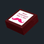 Bridesmaid Rosa Mustache Keepsakbox Smyckeskrin<br><div class="desc">Denna mustasch-design är perfekt för par som vill lägga till lite humor och personlighet till sin bröllop-stationär. Formgivningen skulle också kunna användas på en rad olika produkter,  t.ex. party favors,  dekorationer och andra tillbehör till bröllop. Det djärva färg-systemet och det grafiska inslag kommer att göra utformningen tydlig.</div>
