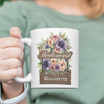 Bridesmaid Rustic Blommigt Colorful Watercolor Gif Kaffemugg<br><div class="desc">Gratulera till dina brudtärnor med den vackra och personlig "Bridesmaid Rustic Blommigt Colorful Watercolor Gift-kaffet mugg", en perfekt keepsakpresenten! Logotypen "Bridesmaid" har en charmig vattenfärgdesign för rustiska blommigtar och är omgiven av levande, färgstarka blommor. Utformningen sträcker sig till ett hängande tecken där du kan anpassa namn i elegantens rostiska vita...</div>