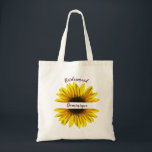 Bridesmaid Rustic Blommigt Solros Personal Tygkasse<br><div class="desc">Solros Rustic Bröllop Bridesmaid Tote Bag. En stark solros i gulten är bakgrunden till anpassningsbarna Bridesmaid Tote Bag. Utformningen har en rustik känsla. All information ändras lätt för din anpassningsbar,  Bridesmaid Tote Bag. Ljusstark och inbjudande,  utmärkt Bridesmaid Wedding-tjänst.</div>