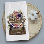 Bridesmaid Rustic Colorful Blommigt Watercolor Chi<br><div class="desc">Få dina brudar att känna sig speciella med denna vackra "Bridesmaid Rustic Colorful Blommigt Watercolor Chic small presentbag", perfekt för favoritpresenter! Logotypen "Bridesmaid" har en charmig vattenfärgdesign för rustiska blommigtar och är omgiven av levande, färgstarka blommor. Utformningen sträcker sig till ett hängtecken där du kan anpassa namn i elegantens rosa,...</div>