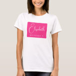 Bridesmaid Script Bachelorette Party Womens Rosa T Shirt<br><div class="desc">Anpassningsbar Lägg till bildtext här Personlig  för klädesplagg Skriv ut Kvinnor i Rosa White Bachelorette Party Bridesmaid Script Namn Basic T-Shirt.</div>