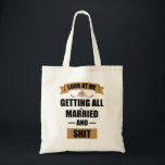 Bridesmaid Shirt Drunk Bachelorette Party Bröllop Tygkasse<br><div class="desc">Bridesmaid Shirt Drunk Bachelorette Party Förlovning Shirt Fiancee Shirt Funny Bride Shirt Titta på hur jag får allt gift giftermål, par, kärlek, relation, humor, roligt, sarkastiskt, ilt, ild att vara, groom, make, bachelorette-fest, brud, honeymåne</div>