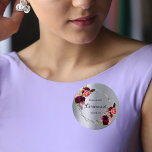 Bridesmaid silver blommigt burgundy knapp<br><div class="desc">Ett trendig bohemian boho stil för en möhippa eller bröllop. Dekorerad med vattenfärgat ro i burgundi och rosa. Elegant Faux silver metallisk tittar bakgrund. Ett faux silver geometric ram. Med texten: Bridesmaid skrivet med ett handskript i stil. Mall för Bridesmaid namn namn och datum. Svart färgad brev. Perfekt för ett...</div>