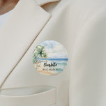 Bridesmaid-strandbröllop namn bricka knapp<br><div class="desc">En tropisk strand,  vågar och handflatan träd,  vattenfärgad. Anpassa och lägg till ditt brudgumms namn. Svart handskript i stil.</div>