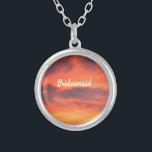 Bridesmaid Sunset Himlar Orange Abstrakt Gift Favo Silverpläterat Halsband<br><div class="desc">Tryckt med abstrakt konst av sunset himlar med textmall för "Bridesmaid"! Det här är en vacker gåva eller fest till brudtärna. Du kan ändra texten om du vill,  om du vill ge den till någon annan än brudgumm,  som t.ex. blomma,  budens mamma etc.</div>