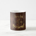 Bridesmaid Tack Typography Rustic Wooden Kaffemugg<br><div class="desc">Tack för att du är min brud,  Elegant Golden Text,  Guld-stipografi på Rustic Brown Wooden Fence Rustic Bröllop Theme Background,  Photography Coffee Mugg</div>