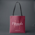 Bridesmaider i Burgundy Red Script Personlig Tygkasse<br><div class="desc">Lägg till en personlig beröring till bröllop med en personlig-mutgåva till väskan. I den här väskan finns personligens namn i det vita moderna skriptet stil och monogram i det ljusröda moderna skriptet stil som bakgrund med rubrik och bröllop datum i det vita moderna sans serif-typsnittet stil på burgundröd bakgrund. Även...</div>