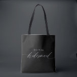 Bridesmaid's Gift Bröllopsfest Modern Minimalist Tygkasse<br><div class="desc">Höj presentkonsten med vår Personlig Bridesmaid Tote Bag - ett tidlöst uttryck för uppskattning och en symbol för omhuldade ögonblick. Den här väskan är utformad med enkelhet och elegans och skryter med modern romantisk kalligrafi som spådomar ut "Bridesmaid" i exquisite white script, skräddarsydd till perfektion. Svartvit konvergerar i en harmonisk...</div>