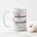 Bridesmaids Tumbler: Ro Guld Elegance Kaffemugg<br><div class="desc">En elegant-tumörkonstruktion med ord "Bridesmaider" i ett snyggt-skript,  framtagen av ett känsligt ro guld-geometriskt gräns. Bakgrunden visar en vacker vit marmor struktur med skuggande accenter från ro guld glitter. Den här chicen och romantiska designen är perfekt för att fira brudtärnorna på en bröllopsfest eller som en speciell,  anpassade gåva.</div>