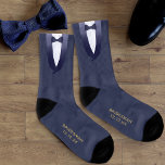 Bridesman Navy Blue Tuxedo Gatsby Wedding Favor Strumpor<br><div class="desc">Vem vill inte ha strumpor som tack för att du är din Bridesman? Med en blå och vit tuxedo-ensemble vid midnatt och plats för namn och ditt bröllop-datum</div>