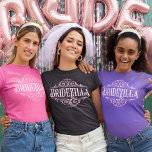 Bridezilla Möhippa Bachelorette Party T Shirt<br><div class="desc">Underbar gåva till brigaderna till ge till briden för Möhippa,  Bachelorette Party eller Bröllopsfest. Både textkonturen färg och textkonturen färg är anpassade.</div>