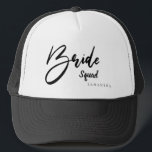Bridfyrkant, stam, teamtypografi keps<br><div class="desc">Fira din förlovning med din bridklam,  bridtrupp,  bridteam vid möhippan eller när som helst. Gör en underbar roligt-gåva för att fira som ett lag och söt för bilder. Bära till dina utgångar tillsammans. Svart och vit truckerkeps. Det finns också i champagne,  rosa och vitt,  och mer färg.</div>